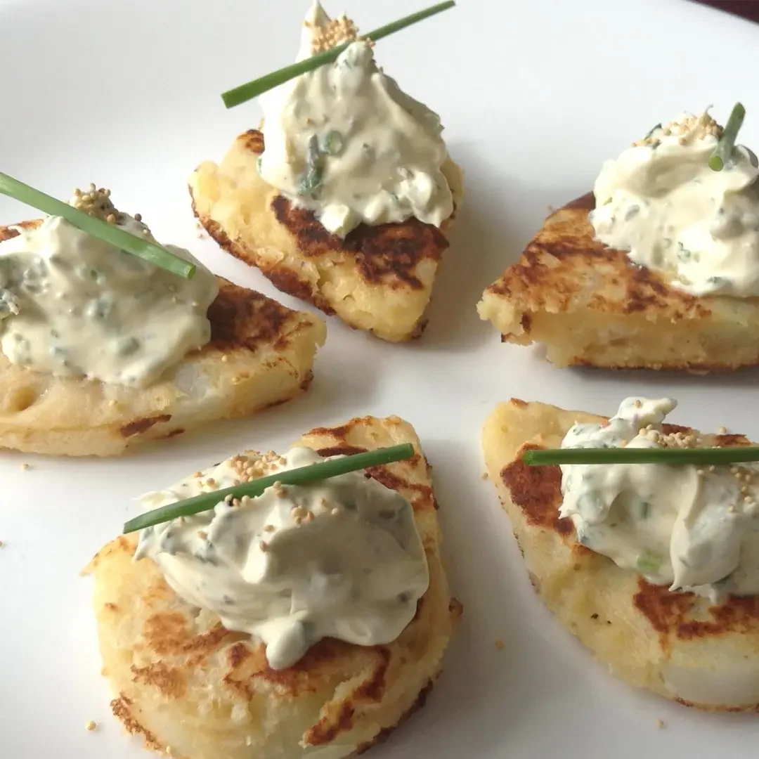 Blinis de remolacha con crema de queso de cabra y nueces caramelizadas