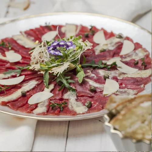 Canapé de carpaccio de ternera con trufa y lascas de parmesano