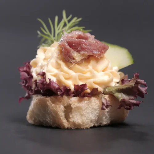 Canapé de steak tartar con yema de codorniz y tostada de centeno