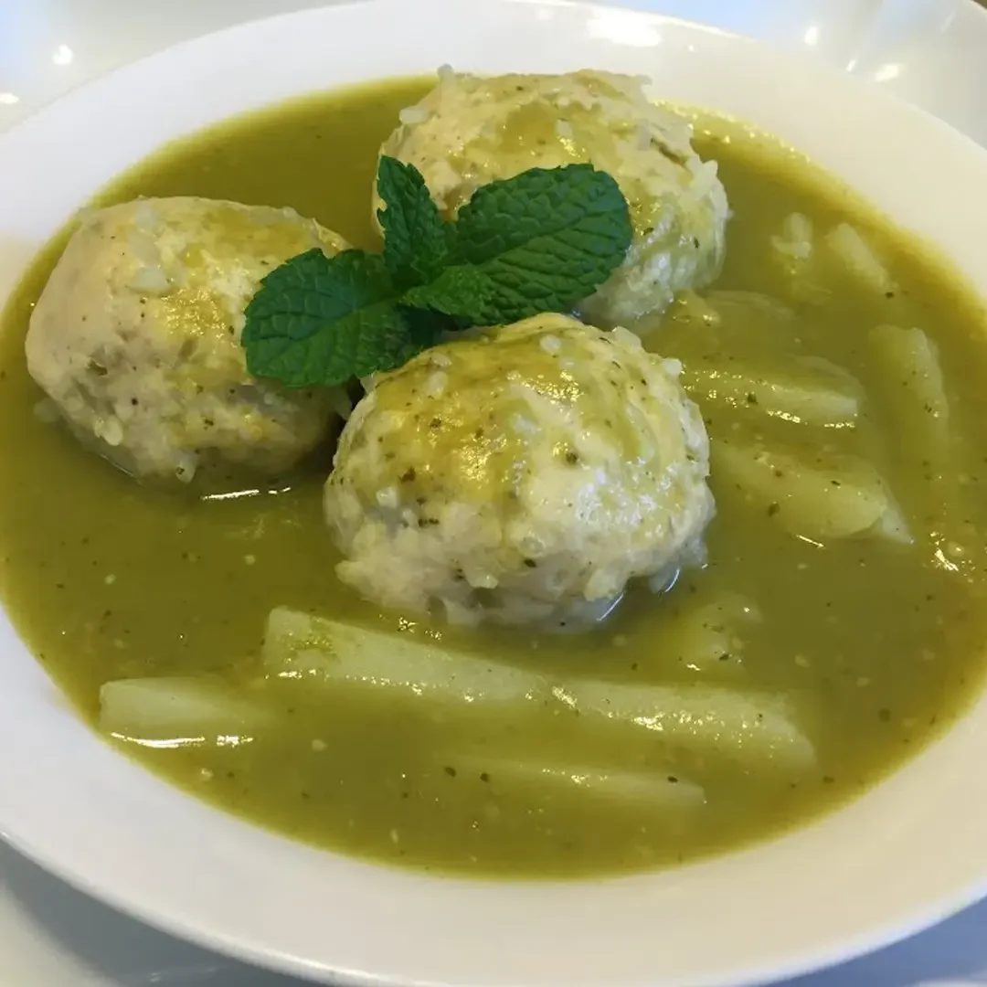 Mini albóndigas en salsa verde