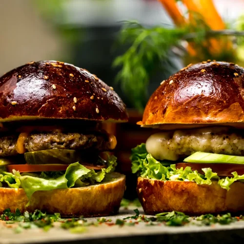 Mini hamburguesas de espinacas, queso de cabra y nueces caramelizadas