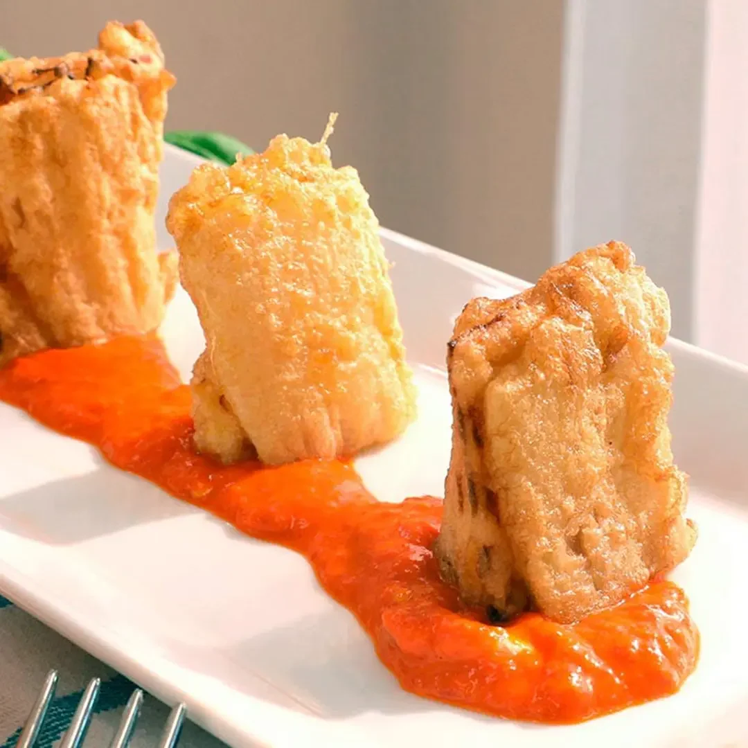 Pencas rellenas de jamón ibérico y queso cheddar en tempura