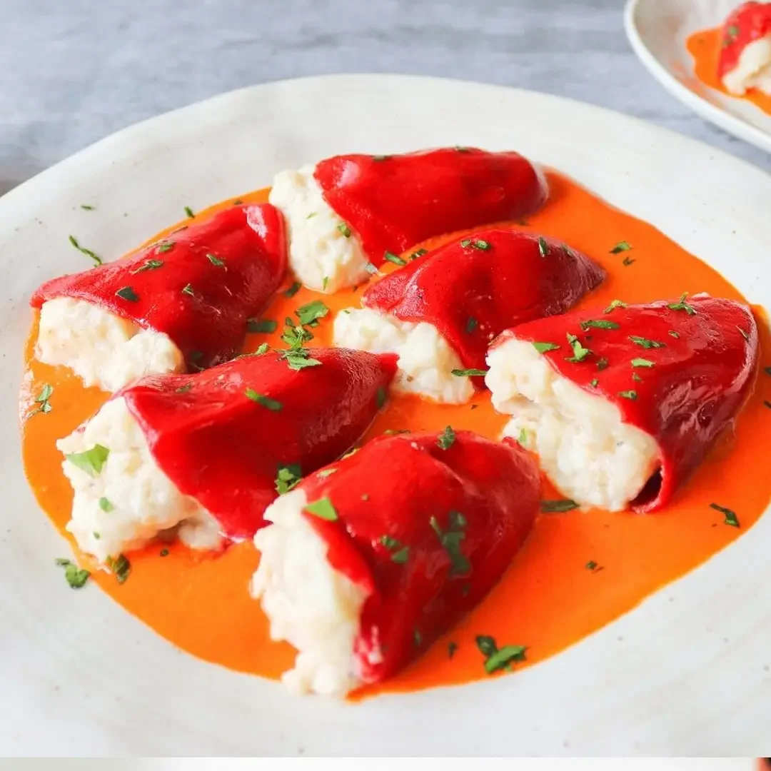 Pimientos del piquillo rellenos de merluza