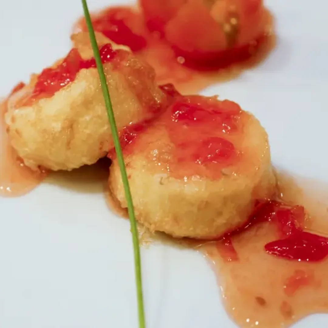 Queso frito con tomate o mermelada casera al estilo asturiano