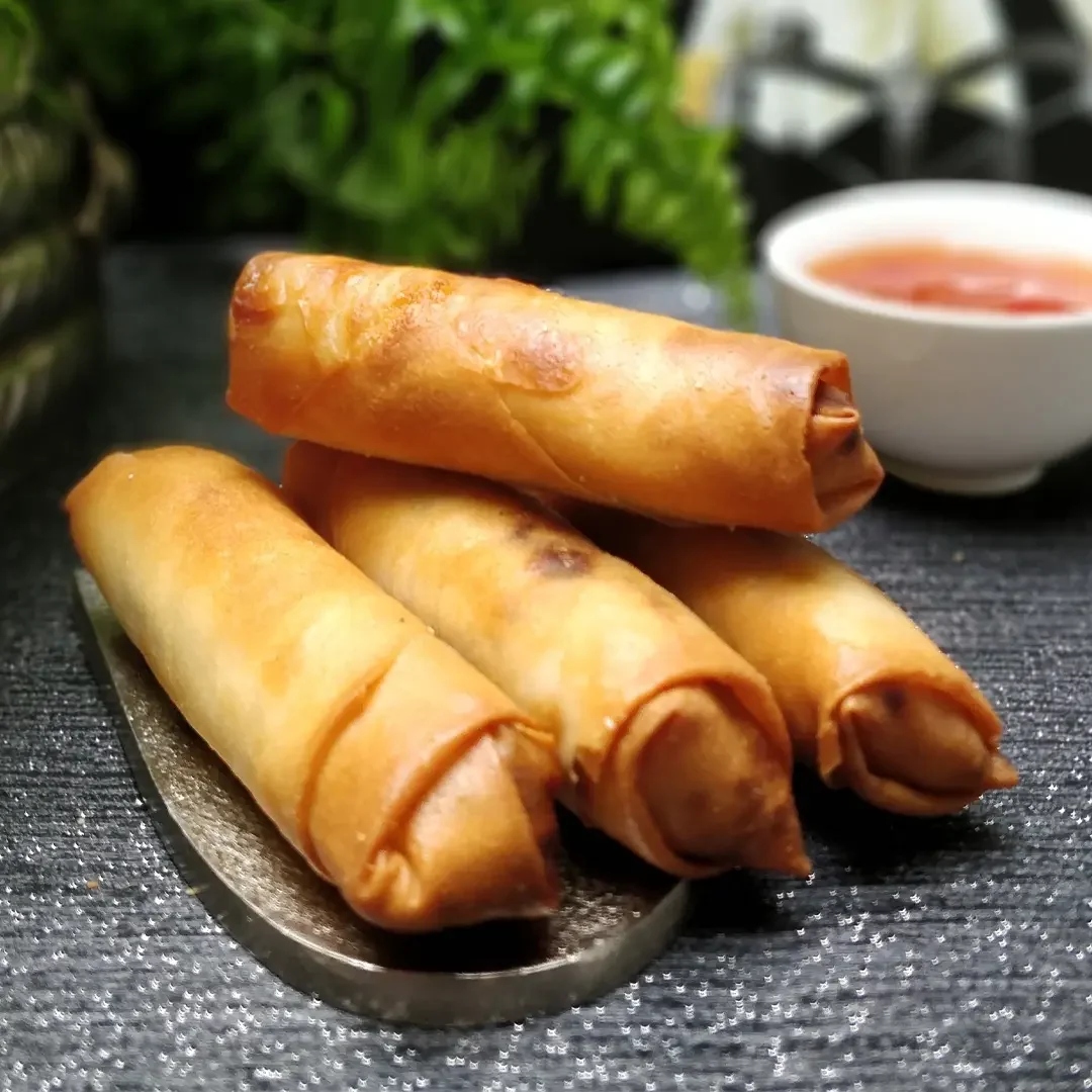 Rollitos de primavera rellenos de langostino con zanahoria rallada y cebollita pochada