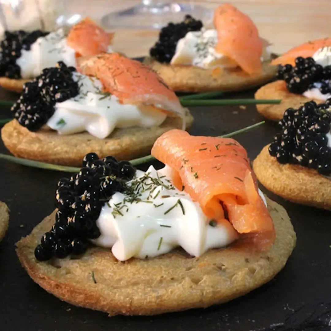 Tartaleta de salmón ahumado con crema de eneldo y caviar de trucha