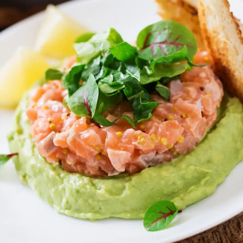 Tártaro de salmón fresco con aguacate y caviar de trucha