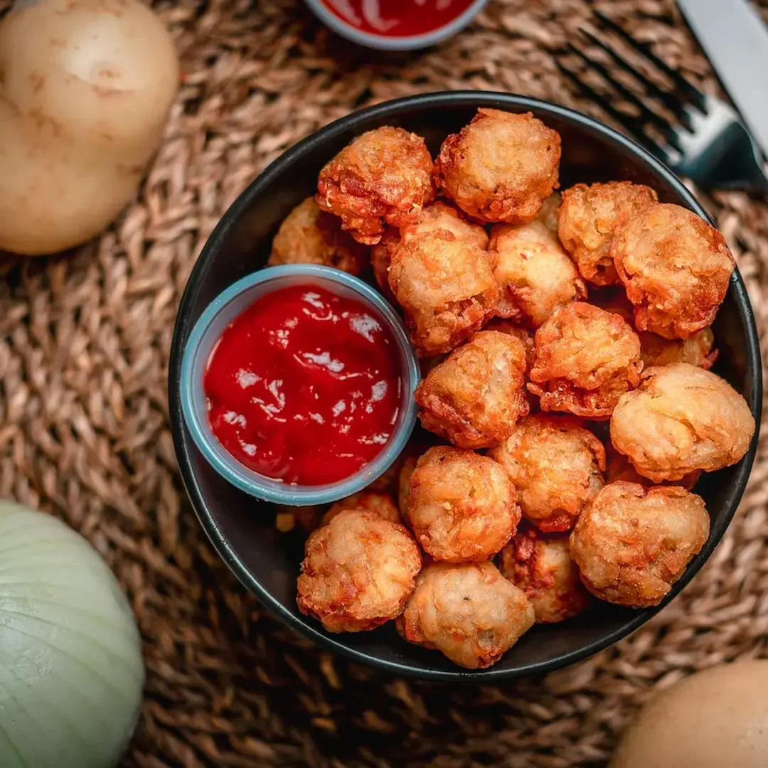 bolitas de patata con sofrito de tomate y sal de frutos rojos