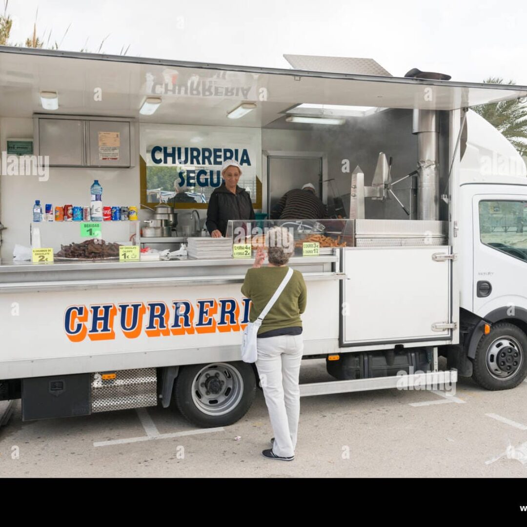 Food trucks de churros del Gran Catering: disfruta de churros recién hechos con opciones dulces y saladas. Ideal para eventos con un toque único y delicioso.