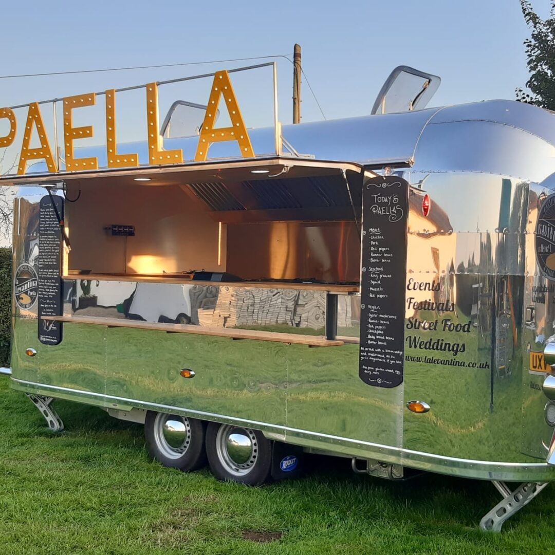 Food trucks de paellas del Gran Catering: saborea auténticas paellas valencianas preparadas en el momento. Una experiencia única y deliciosa para tus eventos.